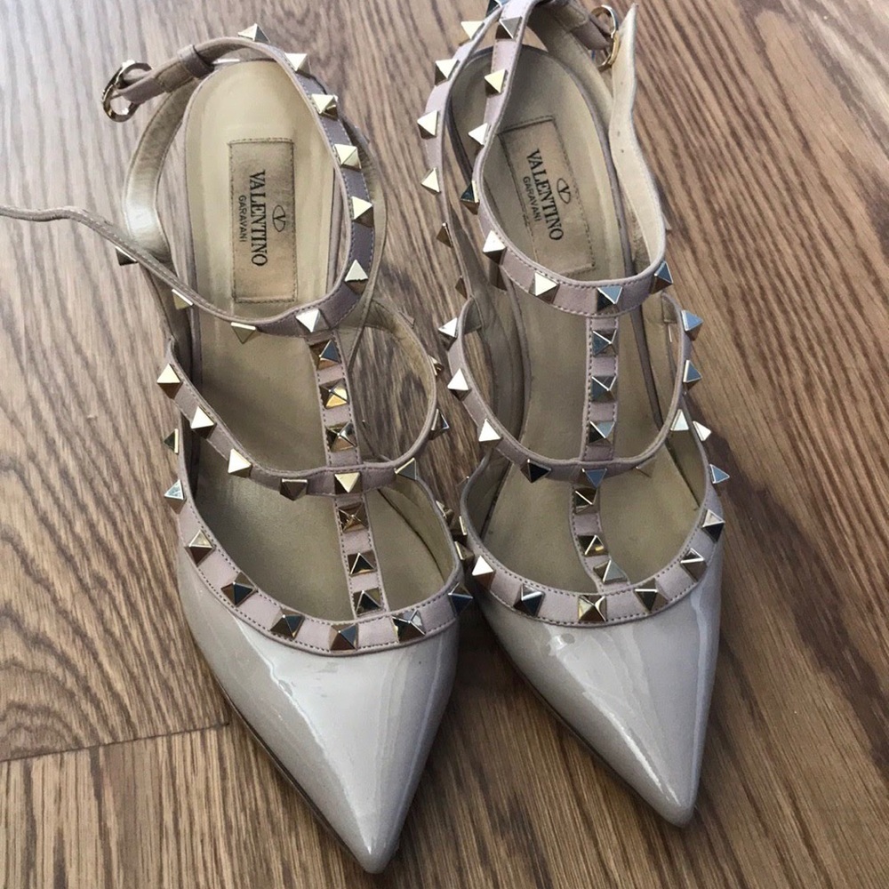Valentino rockstud t-strap pumps in poudre color